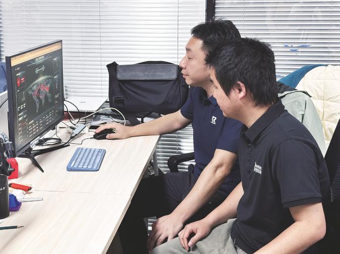 廣西塔易信息技術的技術人員進行安全態勢監測